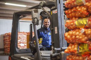 Heftruck met uien bij J. Jansen Uienhandel BV Kruiningen