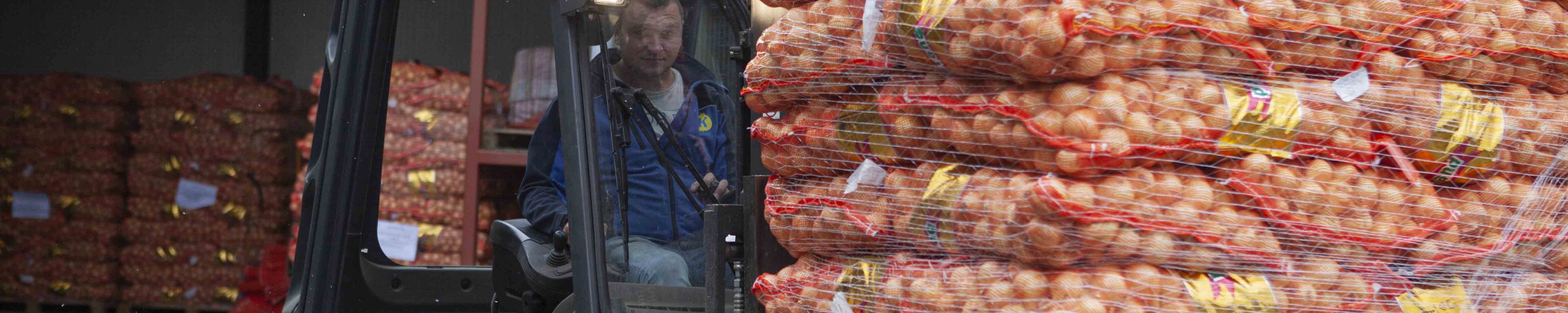 Heftruck met uien bij J. Jansen Uienhandel BV Kruiningen